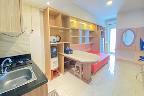 Apartamento Deluxe | Cocina privada | Frigorífico grande y placa de cocina