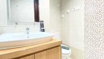 Deluxe Apartment | Bathroom