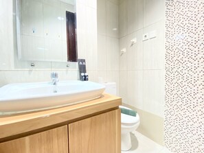 Deluxe Apartment | Bathroom - Cozy 1Br At Tamansari La Grande Apartment (Bandung)