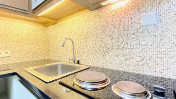 Lemari es besar, kompor, penanak nasi, dan peralatan masak/sendok-piring