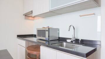 Deluxe Apartment | Private kitchen | Full-size fridge, microwave, stovetop, rice cooker
