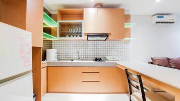 Deluxe Apartment | Private kitchen | Full-size fridge, stovetop, rice cooker, cookware/dishes/utensils