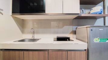 Deluxe Apartment | Private kitchen | Full-sized fridge, stovetop