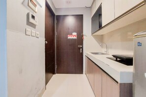 Private kitchen - Simply Look Studio At Atria Residences Gading Serpong Apartment (Gading Serpong)