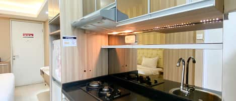 Apartamento luxo | Cozinha privada | Geladeira grande, cooktop, panela elétrica de arroz