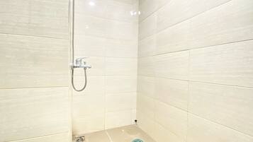 Deluxe Apartment | Bathroom | Shower, towels