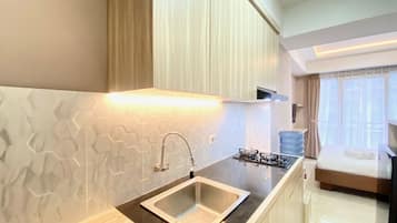 Apartamento luxo | Cozinha privada | Geladeira grande, cooktop, panela elétrica de arroz