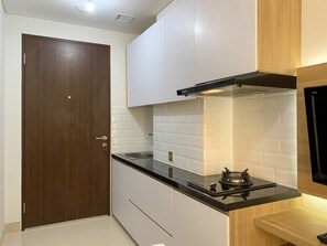 Apartamento luxo | Cozinha privada | Geladeira grande, cooktop, panela elétrica de arroz