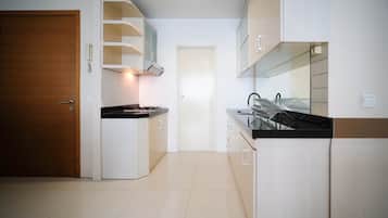 Deluxe Apartment | Private kitchen | Full-size fridge, stovetop