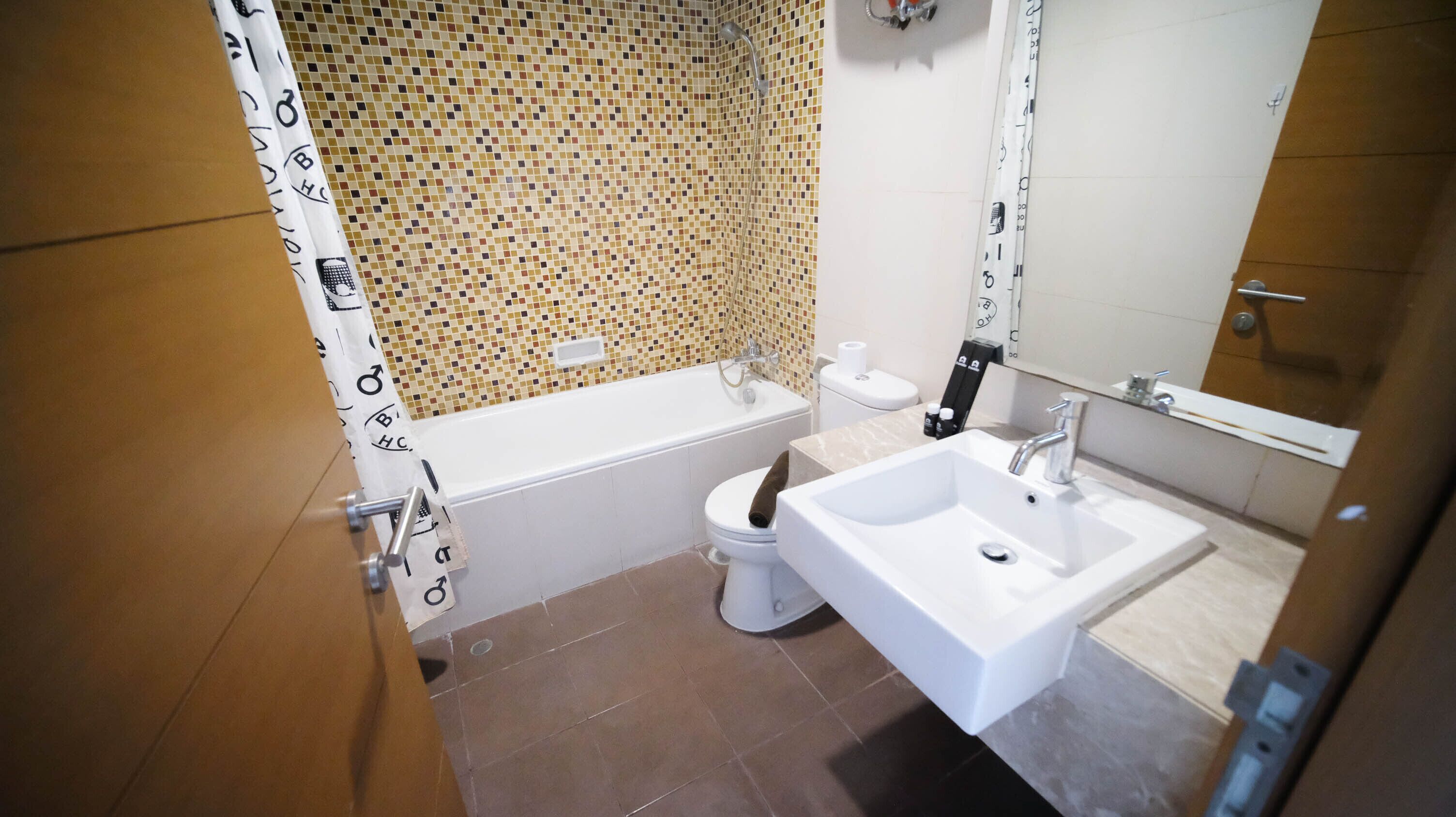 Une salle de bain avec une baignoire, des toilettes et un lavabo.