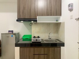 Deluxe Apartment | Private kitchen | Full-size fridge, stovetop