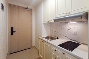 Departamento Deluxe | Cocina privada | Refrigerador con congelador y parrilla de estufa