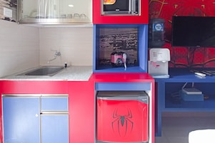 Deluxe Apartment | Private kitchen | Full-sized fridge, stovetop