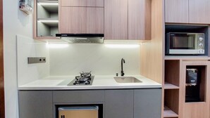 Căn hộ Deluxe | Bếp ri êng | Tủ lạnh, bếp nấu 