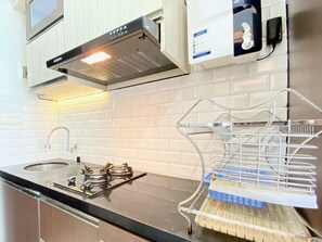 Deluxe Apartment | Private kitchen | Full-size fridge, stovetop