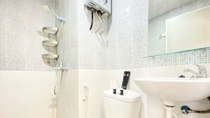 Un baño con inodoro, ducha y lavabo.