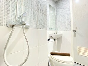 Deluxe Apartment | Bathroom