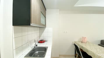 Apartament Deluxe | Cuina privada | Frigorífic gran i placa de cuina