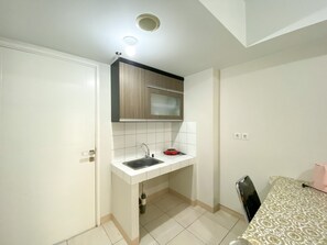 Private kitchen - Elegant And Comfy 2Br Springlake Summarecon Bekasi Apartment Near Summarecon Mall (Bekasi)