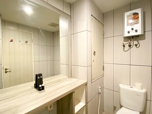 Deluxe Apartment | Bathroom - Enjoy Living Studio Room At High Floor Grand Kamala Lagoon Apartment (Bekasi)