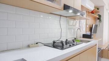 Apartamento Deluxe | Cocina privada | Frigorífico grande y placa de cocina