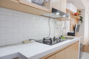 Apartamento Deluxe | Cocina privada | Frigorífico grande y placa de cocina
