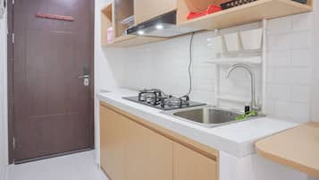 Deluxe Apartment | Private kitchen | Full-size fridge, stovetop