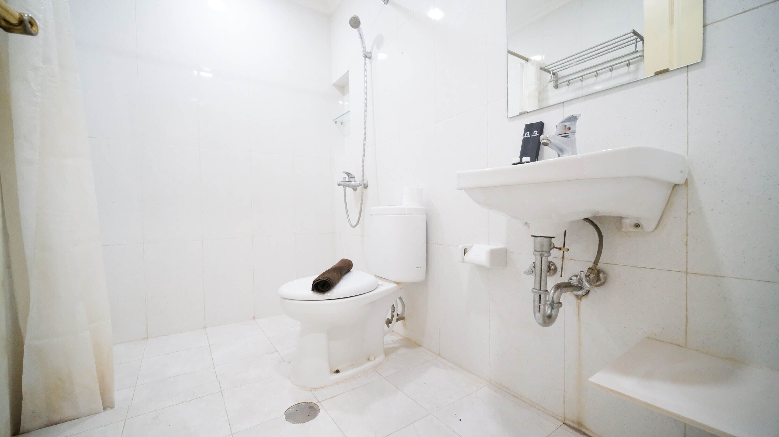 Une salle de bain avec des toilettes, une douche et un lavabo.
