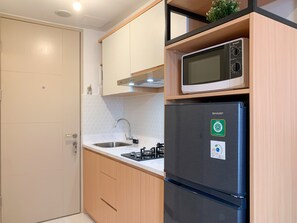 Departamento Deluxe | Cocina privada | Refrigerador con congelador y parrilla de estufa 