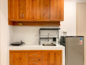 Deluxe Apartment | Private kitchen | Full-size fridge, stovetop