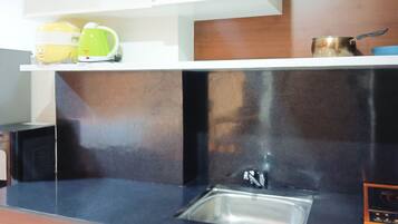 Deluxe-lejlighed | Privat køkken | Køleskab/fryser i fuld størrelse, kogeplade