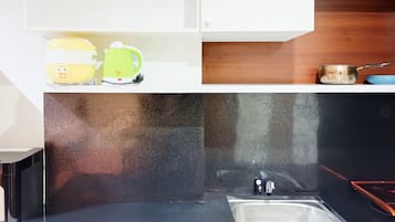 Deluxe Apartment | Private kitchen | Full-size fridge, stovetop
