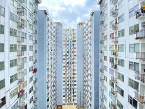 Un edifici residencial alt amb nombrosos balcons, grans finestres i una estructura central imponent.