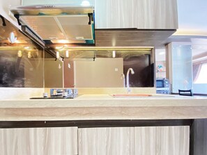 Apartemen Deluks | Dapur pribadi | Lemari es besar dan kompor