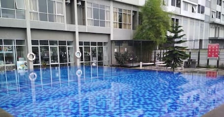 Piscina al aire libre. Great Choice 2Br At The Edge Bandung Apartment
