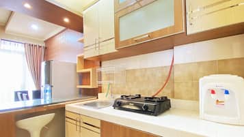 Deluxe Apartment | Private kitchen | Full-size fridge, stovetop