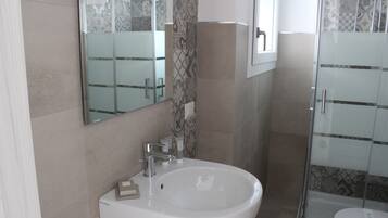 Basic Apartment | Bathroom | Shower, rainfall showerhead, free toiletries, hair dryer