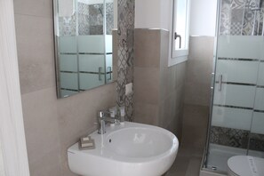 Apartamento básico | Banheiro | Chuveiro, chuveiro com efeito de chuva, produtos de toalete grátis 