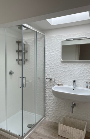 Comfort Apartment | Bathroom | Shower, rainfall showerhead, free toiletries, hair dryer