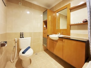 Deluxe Apartment | Bathroom