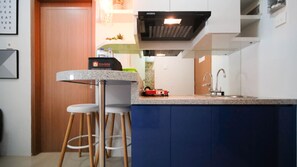Departamento Deluxe | Cocina privada | Refrigerador con congelador y parrilla de estufa 
