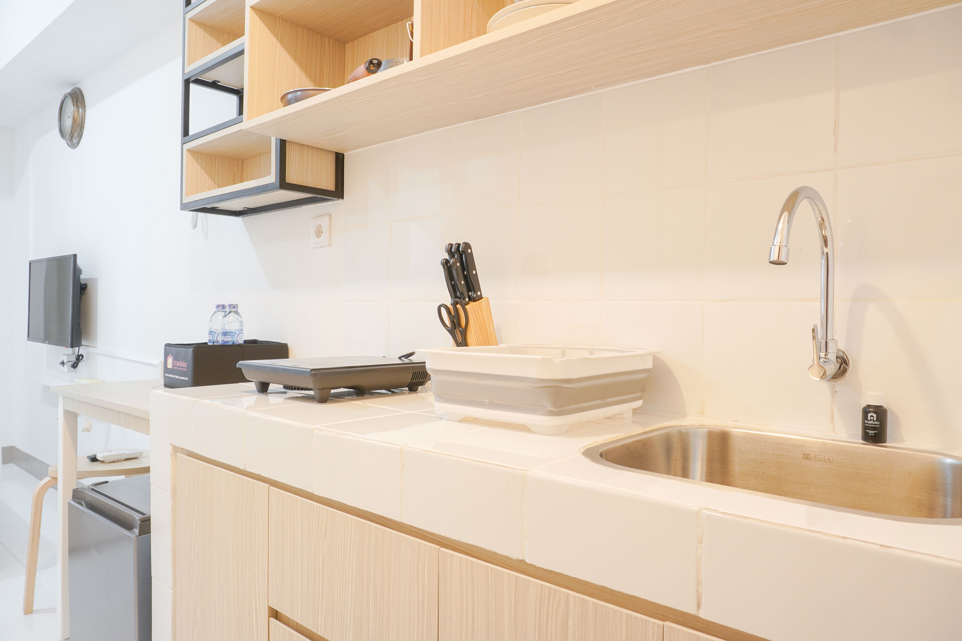 Deluxe Apartment | Private kitchen | Full-sized fridge, stovetop