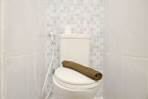 Deluxe Apartment | Bathroom - Simply Look And Tidy Studio At Tokyo Riverside Pik 2 Apartment (Teluknaga)