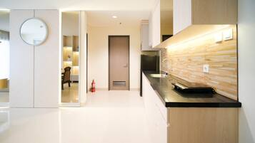 Deluxe Apartment | Private kitchen | Full-sized fridge, stovetop