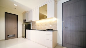 Deluxe Apartment | Private kitchen | Full-size fridge, stovetop