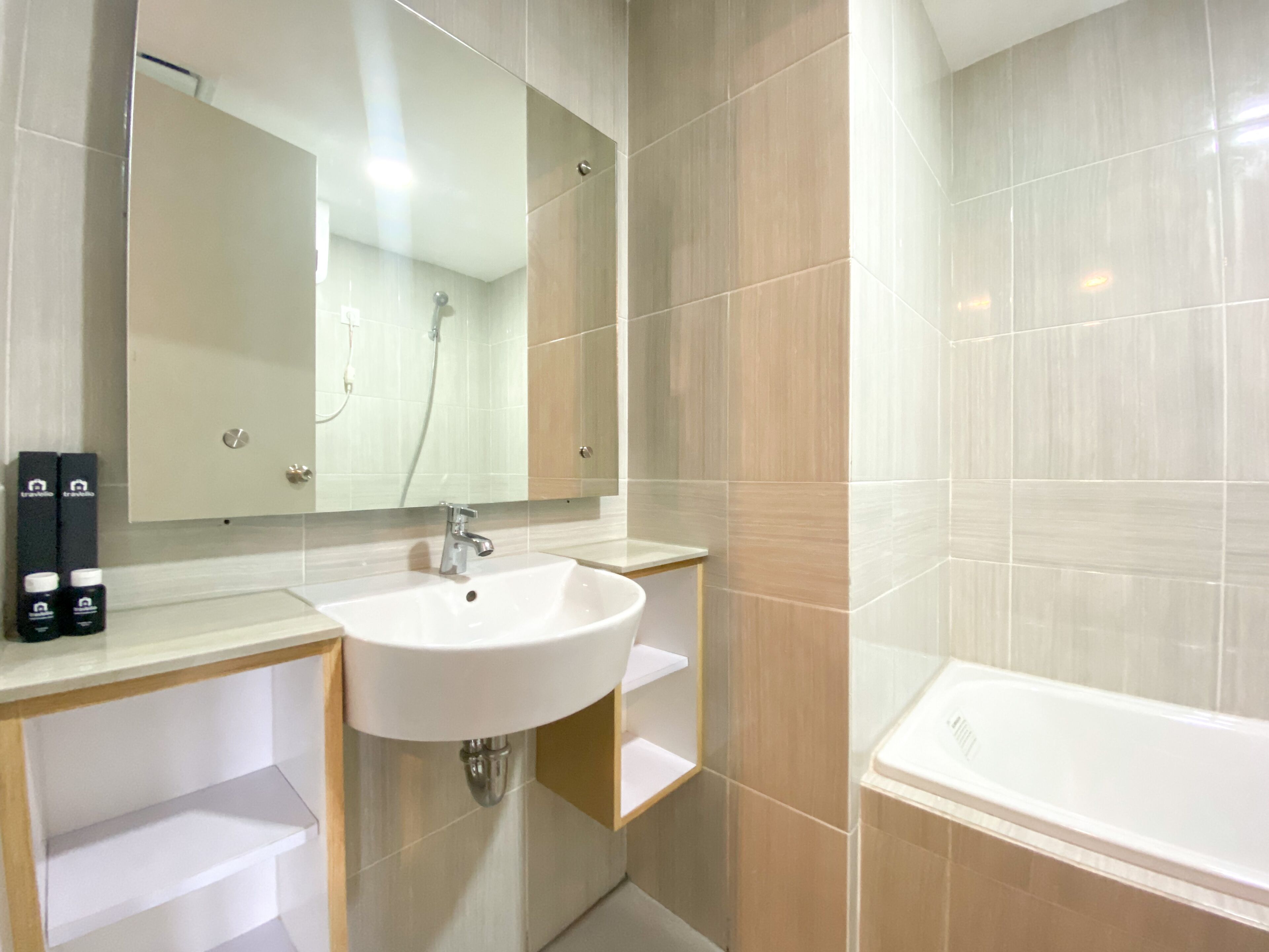 Ein modernes Badezimmer mit großem Spiegel, Waschbecken, Dusche und Badewanne.