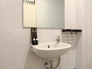 Deluxe Apartment | Bathroom - Cozy Studio At 31Th Floor Tokyo Riverside Pik 2 Apartment (Teluknaga)