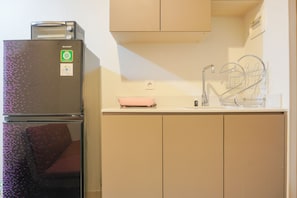 Deluxe Apartment | Private kitchen | Full-size fridge, stovetop