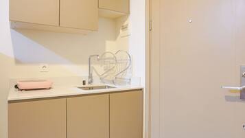 Departamento Deluxe | Cocina privada | Refrigerador con congelador y parrilla de estufa