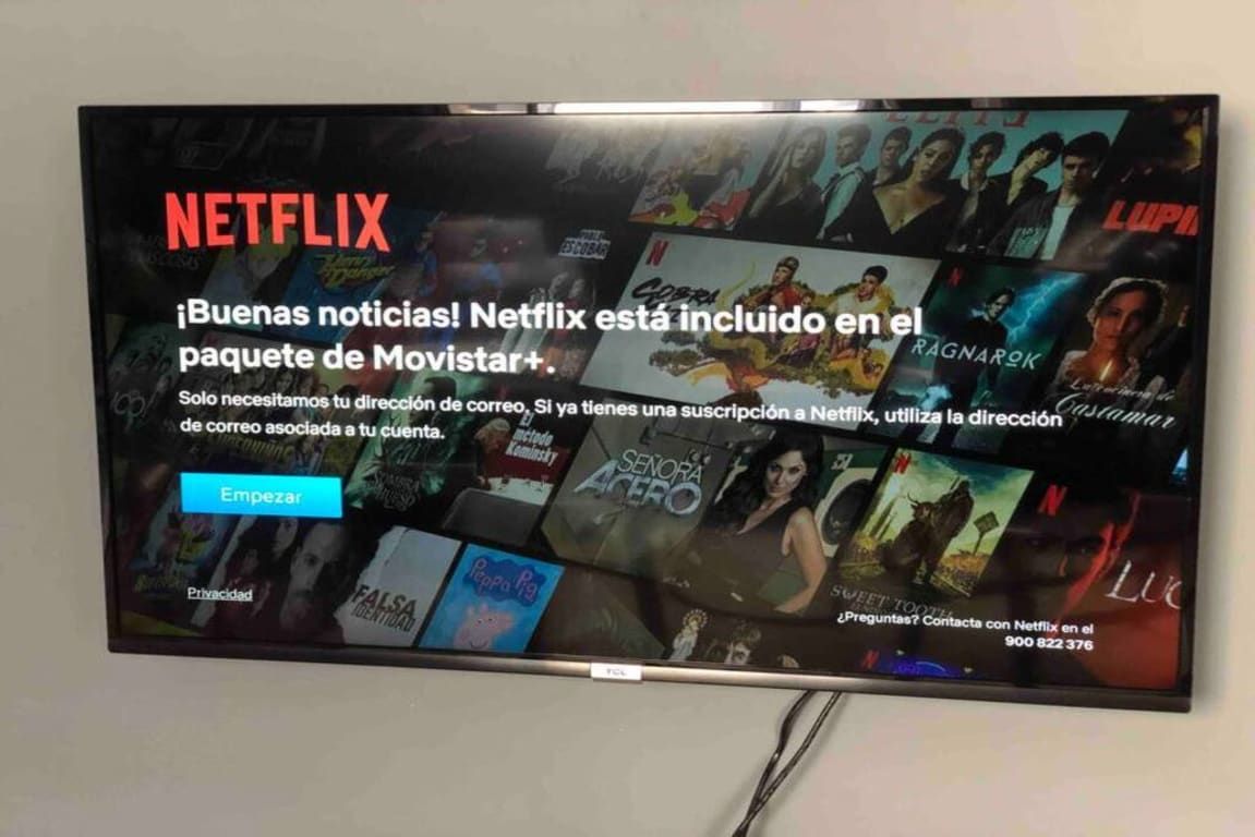 Ein Fernsehbildschirm zeigt eine Werbebotschaft von Netflix.